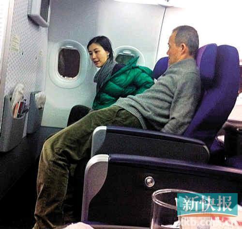 网友曝光王石与田朴珺同乘飞机的照片 网友曝光王石与田朴珺同乘飞机的照片