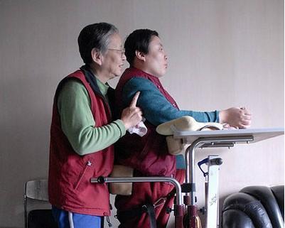 曾经多才多艺的朱令,全身瘫痪、100%伤残,仍需要年迈的父母照料 曾经多才多艺的朱令,全身瘫痪、100%伤残,仍需要年迈的父母照料