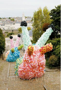 6.《缓慢的鼻涕虫》(Slow Slugs),2012年,法国安格斯,18×7.5×5米(每件) 6.《缓慢的鼻涕虫》(Slow Slugs),2012年,法国安格斯,18×7.5×5米(每件) 7.《大黄兔》(The Big Yellow Rabbit),2011年,瑞典厄勒布鲁,13× 16×16米 8.个展“Dushi”现场,2009年,荷兰海牙