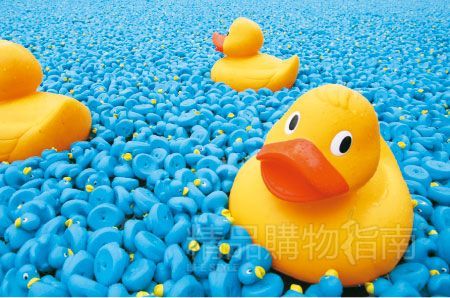 当地时间2008年8月31日,英国伦敦再次举办橡皮鸭比赛,25万只小鸭子在泰晤士河中畅游。 当地时间2008年8月31日,英国伦敦再次举办橡皮鸭比赛,25万只小鸭子在泰晤士河中畅游。