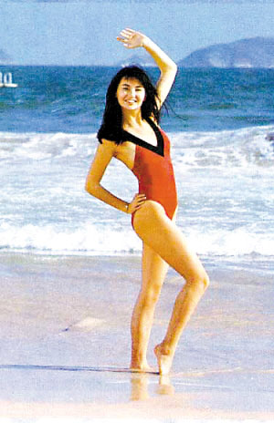 1983年港姐张曼玉当年的泳照,这些都是当年流行的挂历pose