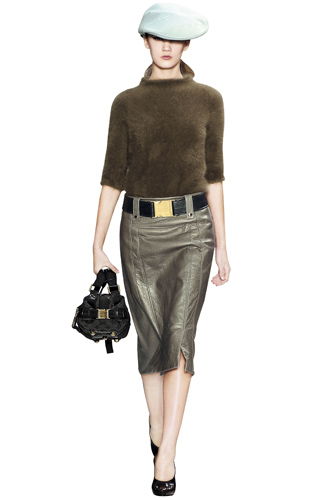 搭配一步裙的上装也要注意不可宽松随意