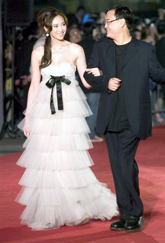 组图:明星装扮 吴佩慈梁洛施白裙尴尬撞衫