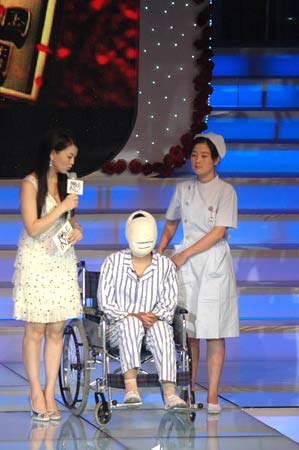美丽受损张庚琼脸缠绷带入场