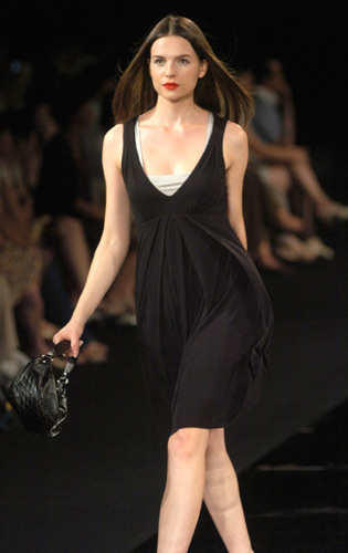 高腰线的设计能打造身短腿长的完美比例