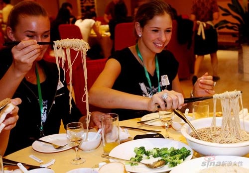 组图:新丝路世界模特无锡学用筷子、学说汉语
