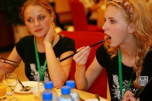 模特无锡学用筷子