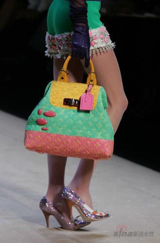 组图:08春夏巴黎时装周 LV包包玩转字母游戏(