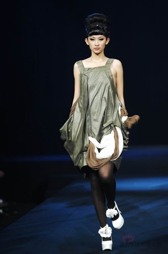 紫葛刘灿明时装发布会-白色短裙-新闻中心-中