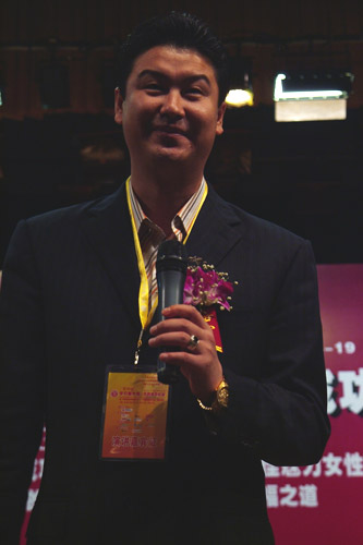 李强主题演讲:什么样的女人最美(组图)