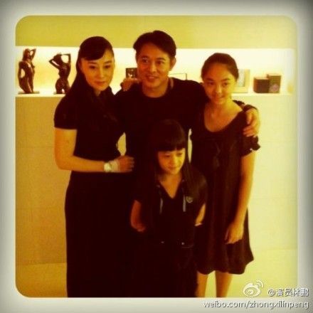 林鹏曝光李连杰利智与两爱女合影
