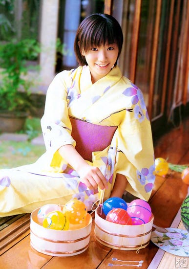 组图:日本美女明星性感和服秀(9)