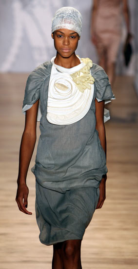 组图:纽约时装周 五大洲名模演绎宝姿非洲风(2