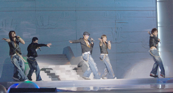 组图:韩国组合HIM现场劲歌热舞