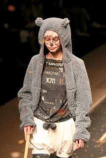 宇津木:高龄搞怪设计师勇闯时装界(组图)(3)