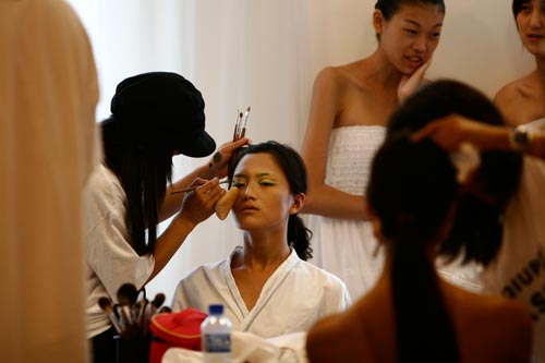 化妆师描眉 造型师扮酷 工作人员昏睡(组图)