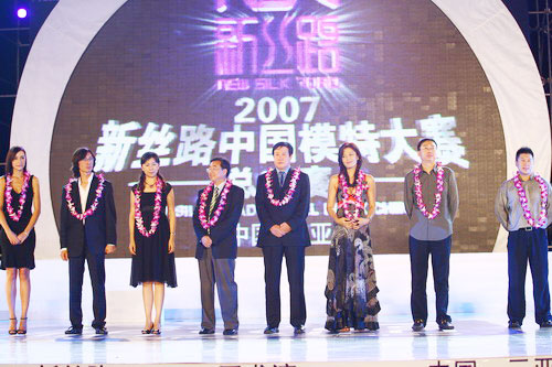 快讯：新丝路中国模特大赛评委登台亮相(组图)
