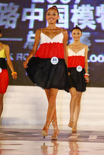 组图:07新丝路全体决赛选手登台亮相-46号赵密