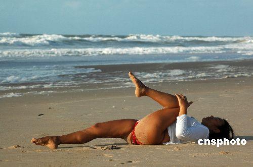 海滩女子裸体练瑜伽(组图)