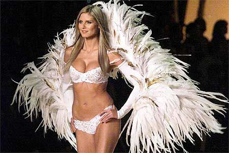 男子假装给老人让座<em>偷看美女</em>胸部 / 汪元 / 第1