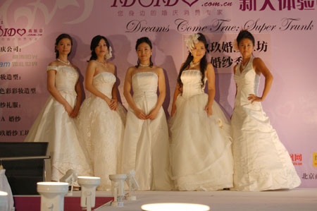 网友婚纱T台走秀气质不输名模(图)