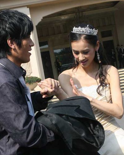 组图:黄圣依杨子相拥拍摄婚纱照(2)