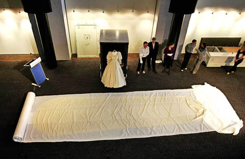 戴安娜王妃绝世婚纱现身悉尼(图)(2)