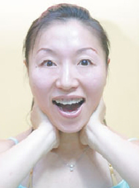 美体:动动腮帮子轻松变紧致小脸(组图)(2)