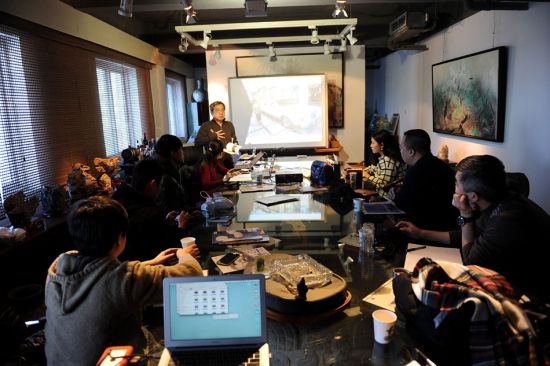 2015年1月，法新社北京分社摄影部主任、来自马来西亚的资深摄影师吴才兴(Chai Hin Goh)在“一合”举办的摄影工作坊上讲课。 