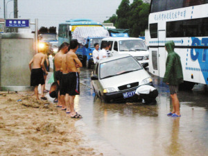 路边没设护栏 小车频频陷入边上水沟
