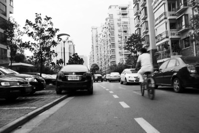 新闻调查：上海七小区近千辆私家车无车位可停