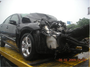 轿车溜入货车底部全家幸免 杭甬高速现车坚强