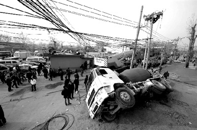 水泥罐车侧翻撞断电线杆 致附近停电