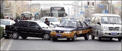 丰田拐弯不慎 朝外大街口引发6车连撞