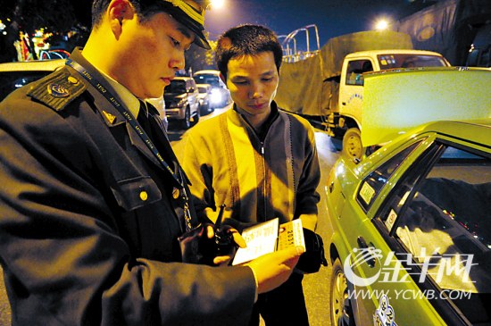 广州出动130名执勤人员夜查“黑的”