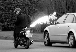 不满司机抢道 英国男子在摩托车上装喷火器