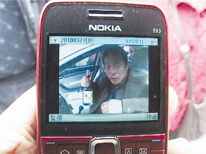 开车撞人还在喝 男子涉嫌酒后无证驾驶被拘