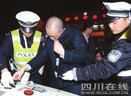 成都司机酒后驾车 领到首张12分罚单