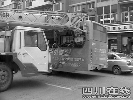 吊车臂插进公交车 司机傻眼4乘客受伤