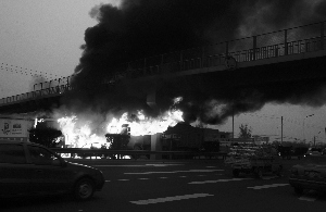 南五环亦庄桥四车连撞两车烧毁