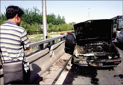 昨日北京一辆轿车自燃 路过司机帮忙救火