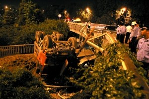 “货”从天降 砸轿车 大货司机称为避让车辆