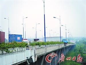 佛山一天两车祸 货车驾驶室悬挂一环外