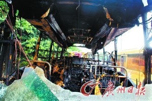 深圳南山 旅游大巴行驶中起火变废铁