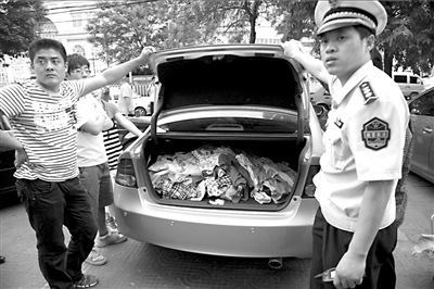 上班族开私家车练摊被查