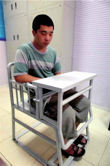 酒驾司机连闯两岗撞飞交警