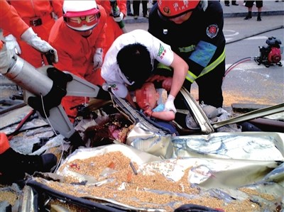 满载货车突侧翻压扁轿车三人亡