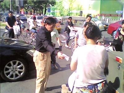 任志强大奔撞翻三轮车