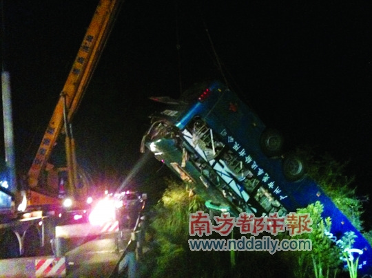 大巴为避四车连撞坠深沟 4死20余伤