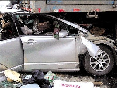 高速连环追尾 本田直接嵌入大货[组图]